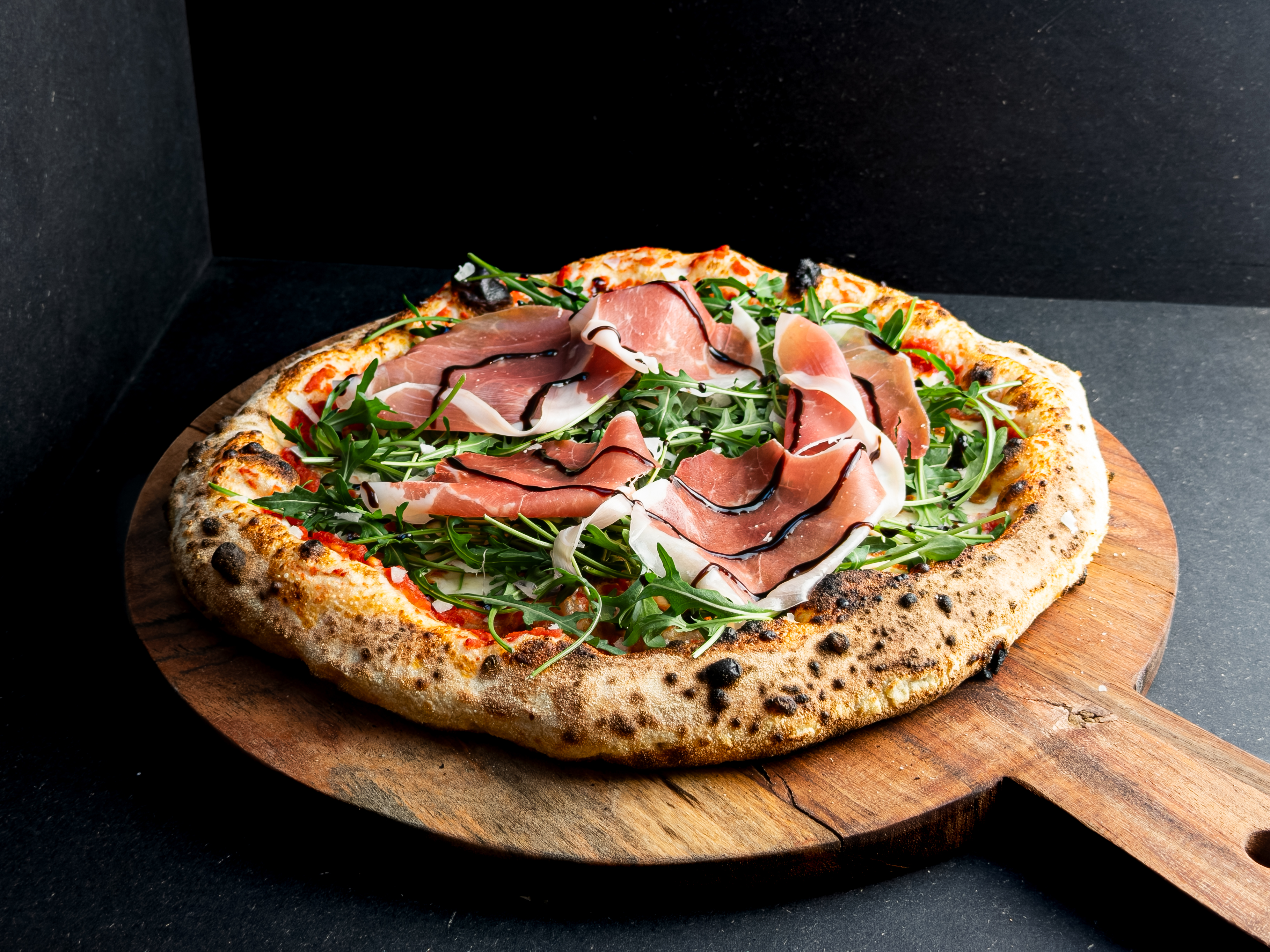 Gæster samlet om pizzaarrangement